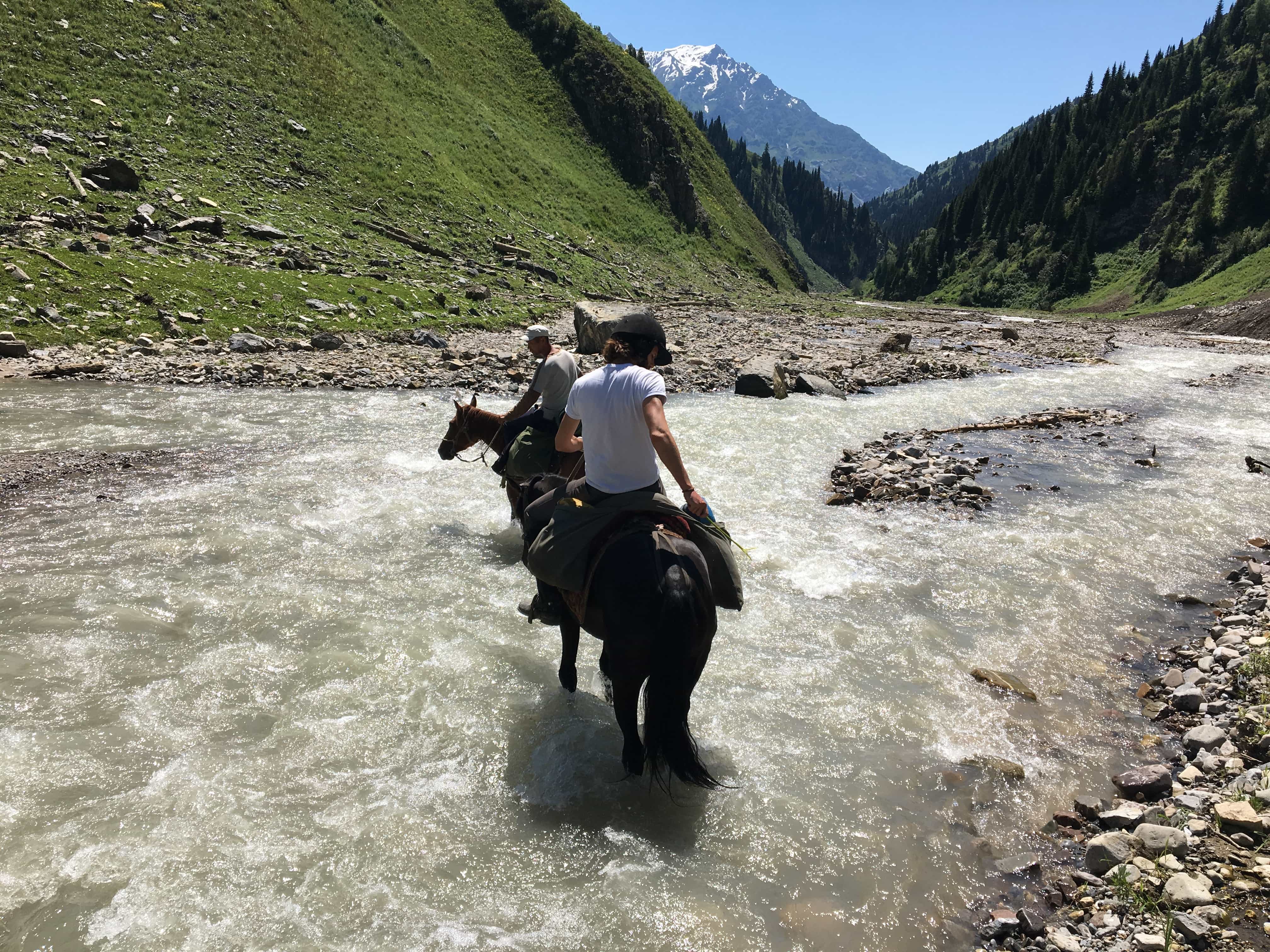 traverser-a-cheval-une-rivière-au-kirghizistan